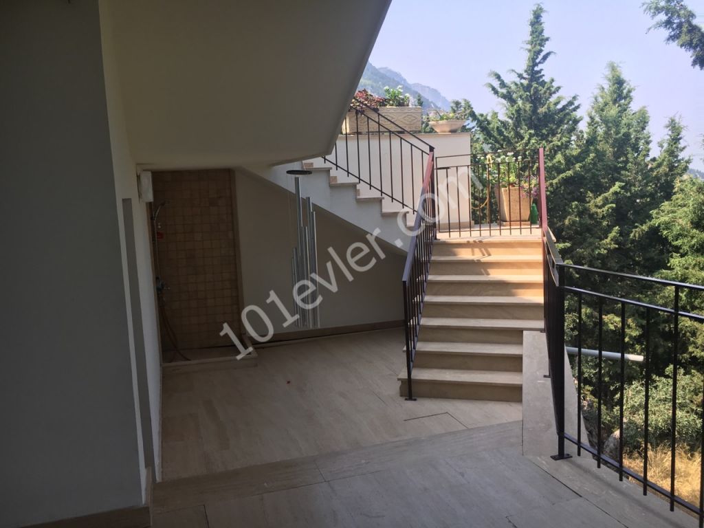 Alsancak'ta SATILIK 5+3 TRIPLEX VİLLA 750,000 STG