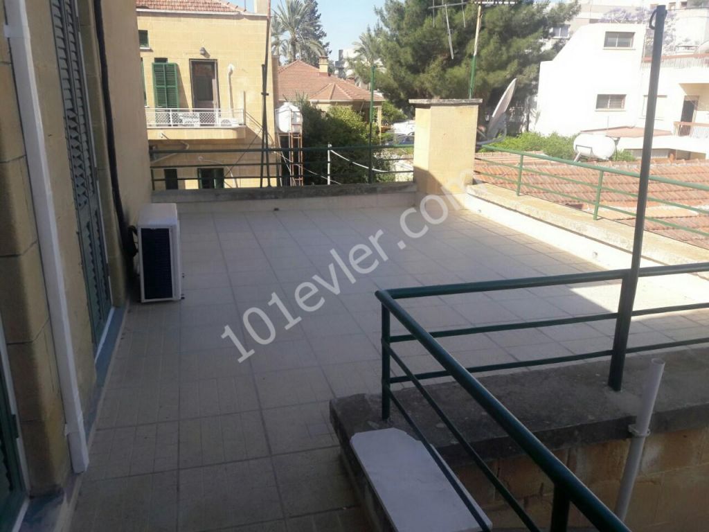 KÖŞKLÜÇİFTLİKTE 7+1 200m2 ZEMİN ÜSTÜ KİRALIK OFİS 1,100 STG