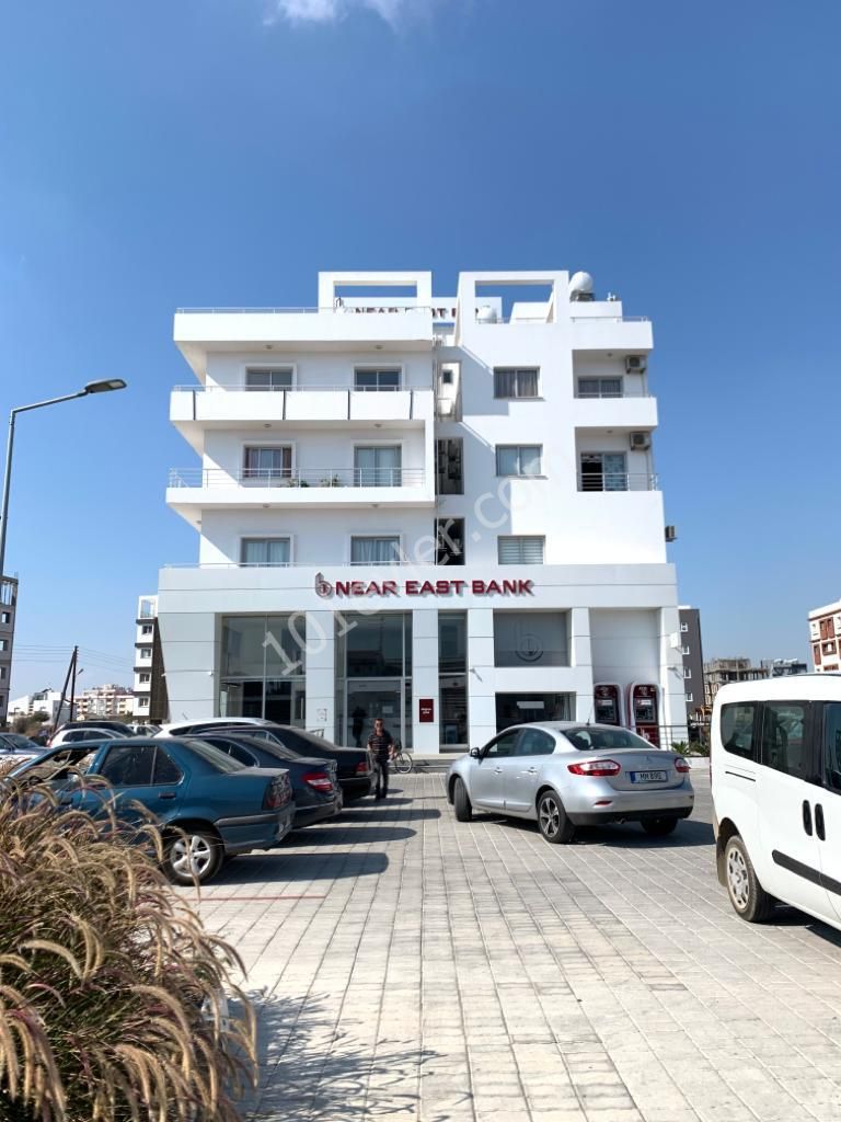 Near East Bank Magosa Şubesi üst kısmında kiralık 3 yatak odalı daire