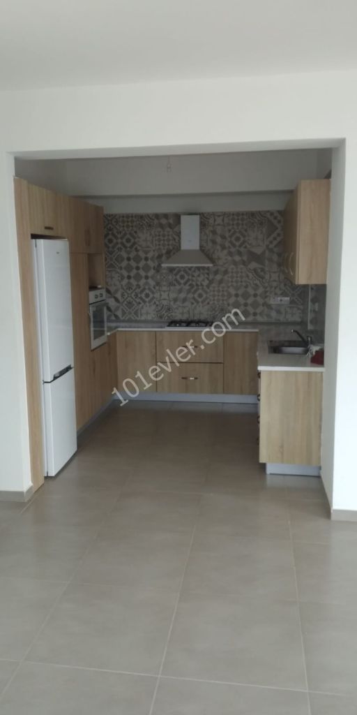 Near East Bank Magosa Şubesi üst kısmında kiralık 3 yatak odalı daire