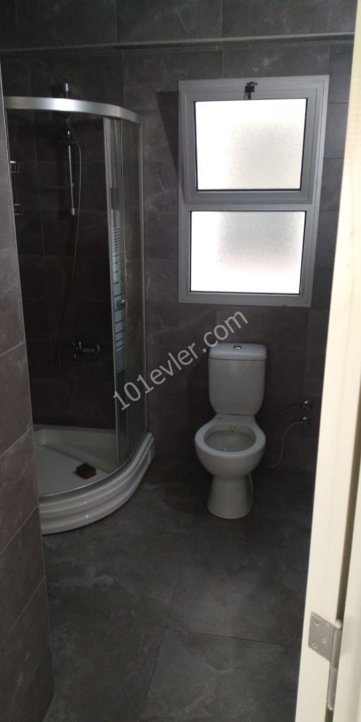 Near East Bank Magosa Şubesi üst kısmında kiralık 3 yatak odalı daire