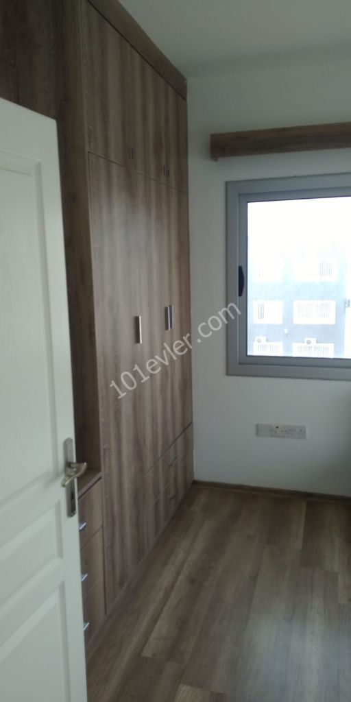 Near East Bank Magosa Şubesi üst kısmında kiralık 3 yatak odalı daire