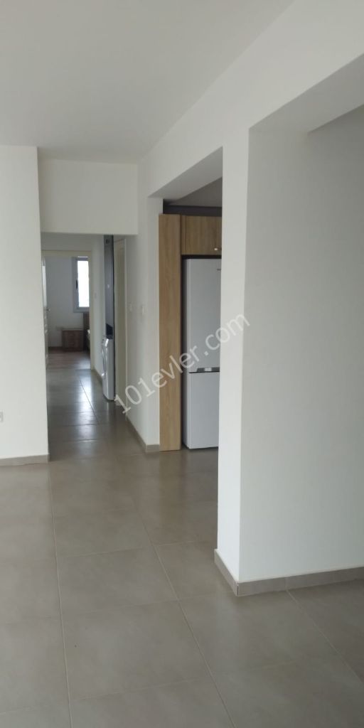 Near East Bank Magosa Şubesi üst kısmında kiralık 3 yatak odalı daire