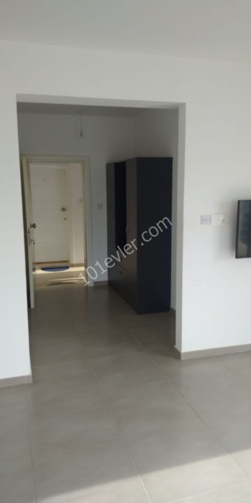 Near East Bank Magosa Şubesi üst kısmında kiralık 3 yatak odalı daire