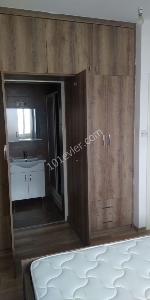 Near East Bank Magosa Şubesi üst kısmında kiralık 3 yatak odalı daire