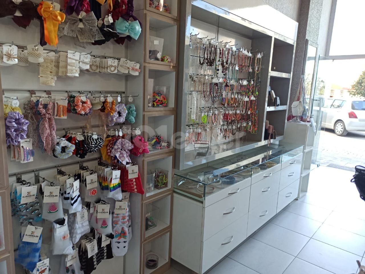 JEWELRY AND ACCESSORIES STORE FOR RENT ON THE MAIN ROAD!!