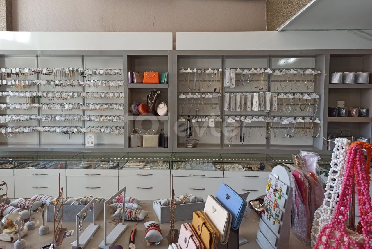 JEWELRY AND ACCESSORIES STORE FOR RENT ON THE MAIN ROAD!!