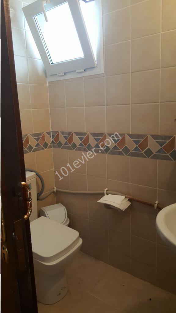 Girne Merkezde Muhteşem  Lokasyonda Site İçerisinde Penthouse Tipi 4+1  Eşdeğer Koçanlı Satılık Dublex Daire!!! 