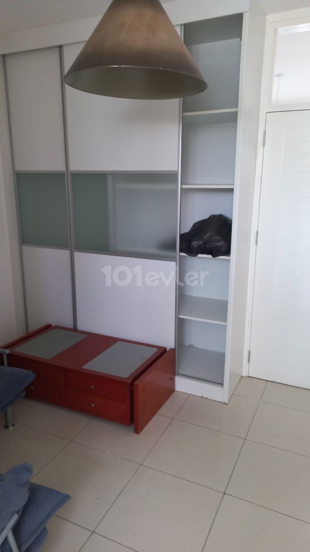 Im Zentrum von Kyrenia, Karakum, 3-Zimmer-Wohnung zu vermieten. . jährliche Zahlung im Voraus nur. 6000 gbp. 0533 885 1414. . . .  ** 