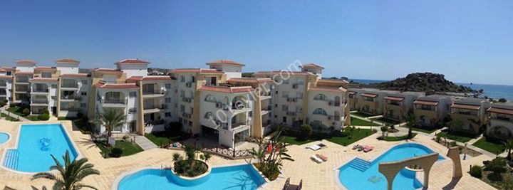 Tatil amacli, 1+1 esyali apartm. Havuzlu sitede, denize sifir. Gunluk  Kiralik!