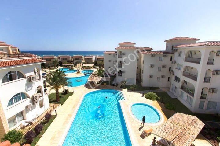 Holiday rental 1 bed. apartm. in gated complex with communal pools, next to the sea and sandy beach 