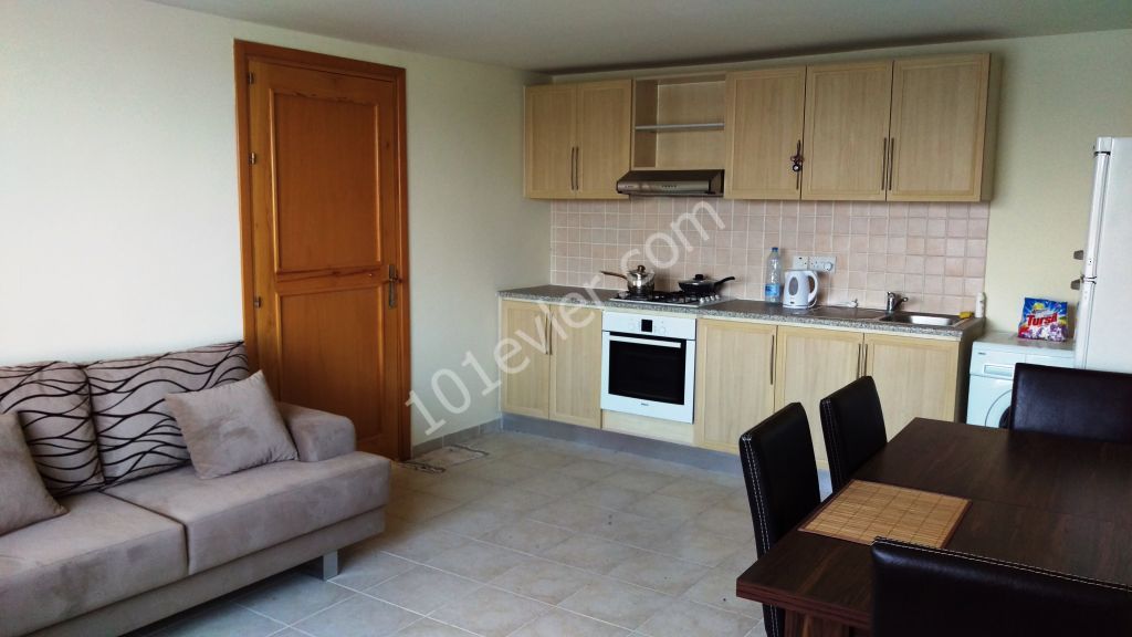 Tatil amacli, 1+1 esyali apartm. Havuzlu sitede, denize sifir. Gunluk  Kiralik!