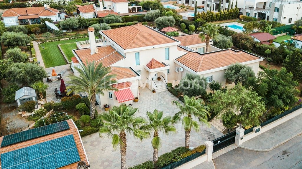 5+2 freistehende villa mit Pool in chatalköy ** 