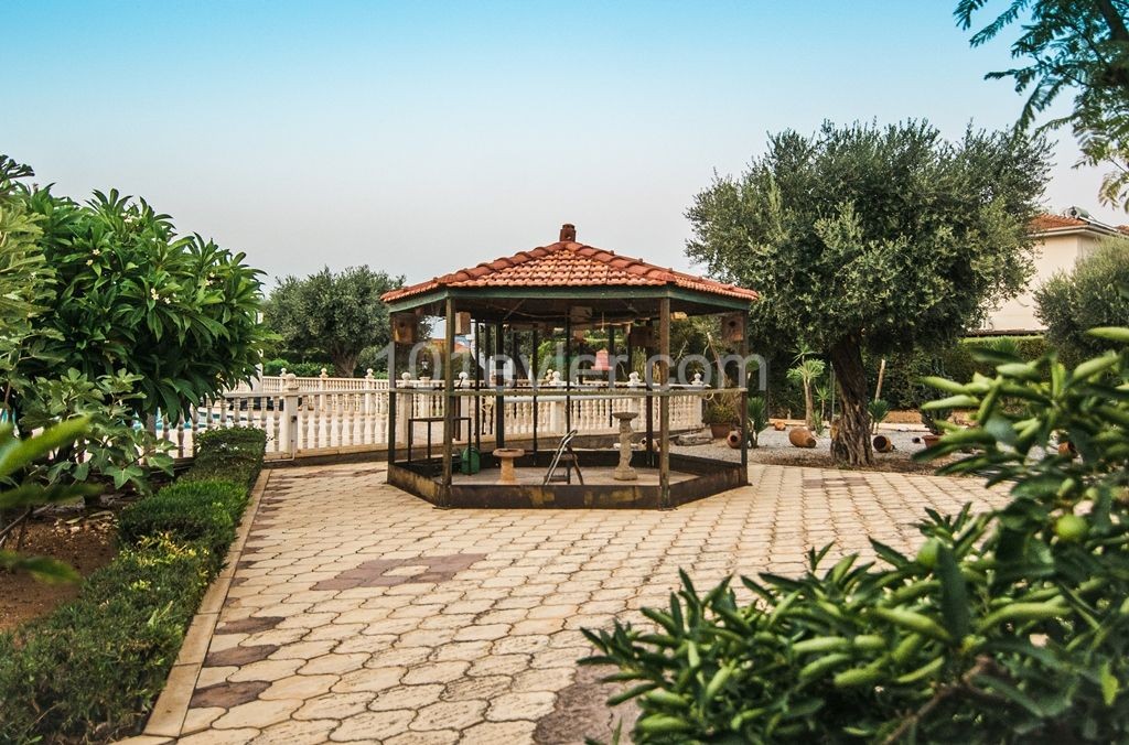 5+2 freistehende villa mit Pool in chatalköy ** 