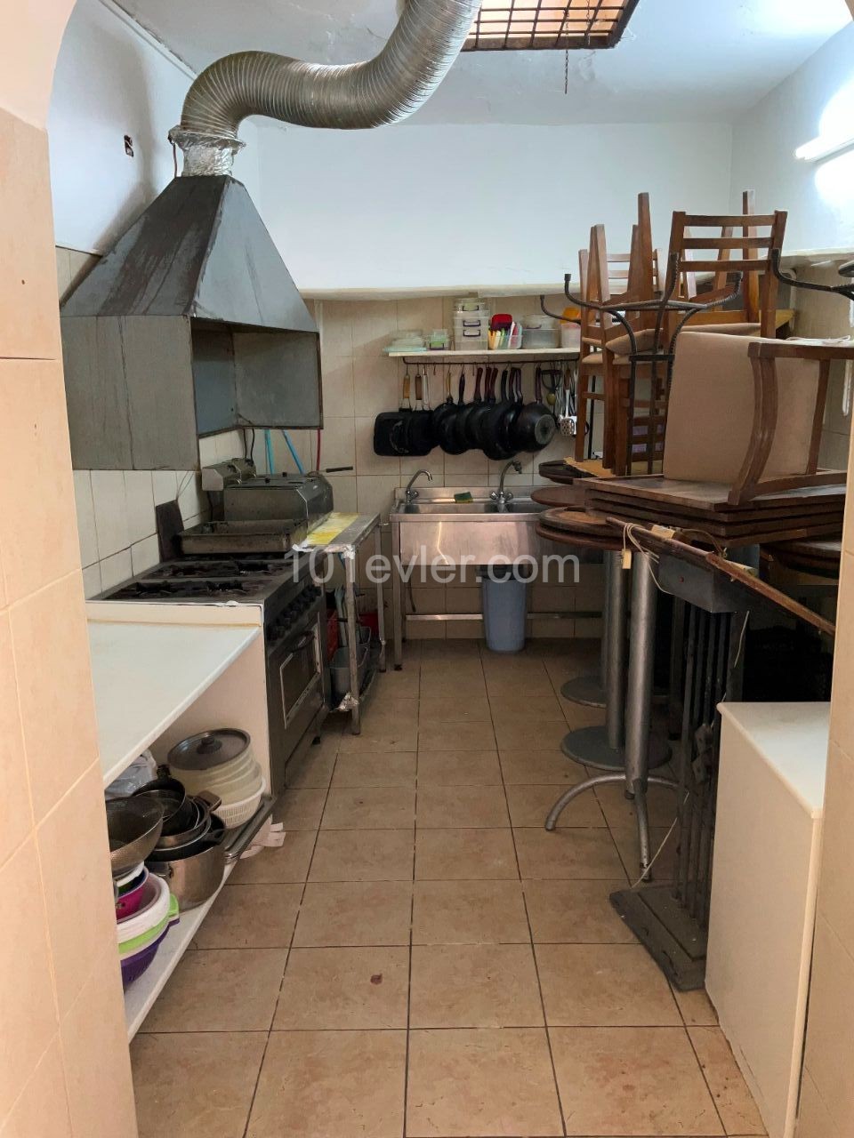 Gewerbeimmobilien und 1 + 1 Wohnung im Zentrum von Kyrenia ** 