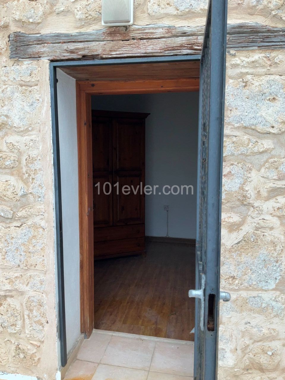 Gewerbeimmobilien und 1 + 1 Wohnung im Zentrum von Kyrenia ** 