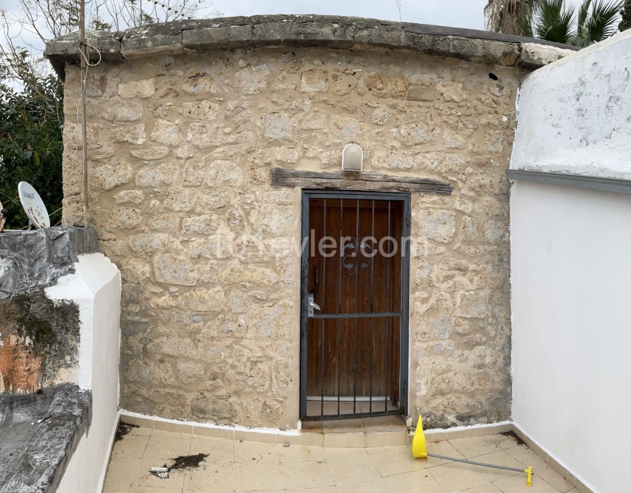 Commercial Property in the Heart to Kyrenia + 1 Bedroom Apartment 