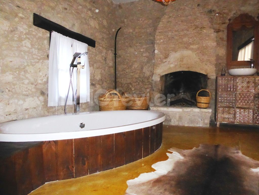 Озанкойде Турецкий муж 3+1 Вилла из желтого камня с бассейном