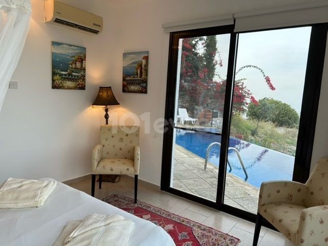 Amazing 3 Bedroom Turkish Title Penthouse In The Centre Of Kyrenia!