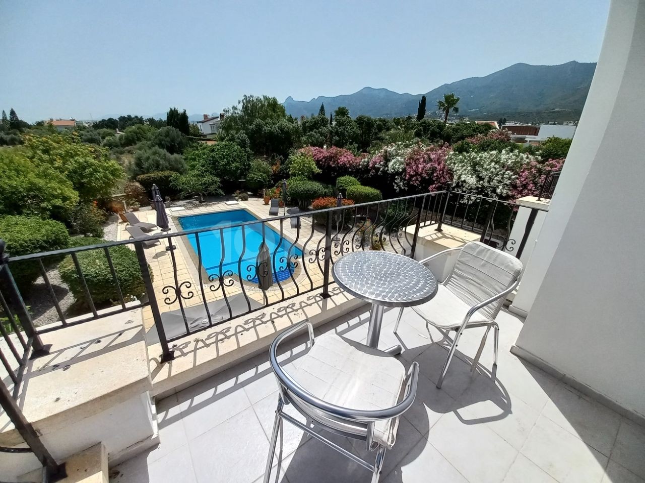 Villa mit 3 Schlafzimmern und privatem Pool zum Verkauf in Bellapais