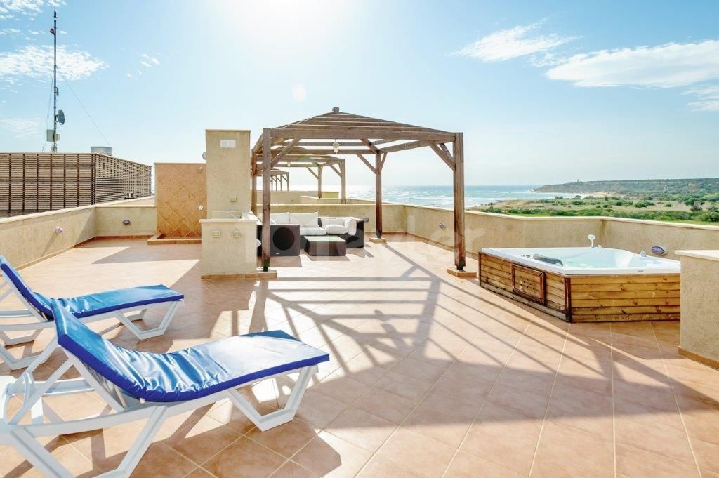 3+1 Luxus-Penthouse am Meer in einem Komplex in Bafra