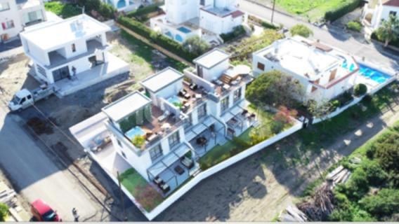 Karşıyaka'da 2+1 Dağ ve Deniz Manzaralı Bahçeli Teraslı Triplex Villa