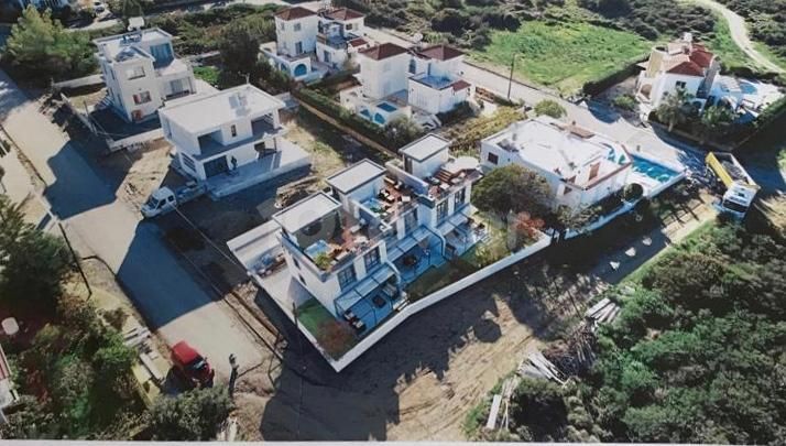 Karşıyaka'da 2+1 Dağ ve Deniz Manzaralı Bahçeli Teraslı Triplex Villa