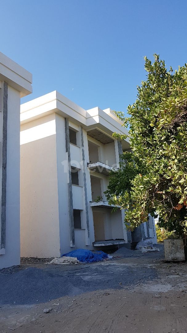 Karşıyaka'da 2+1 Dağ ve Deniz Manzaralı Bahçeli Teraslı Triplex Villa