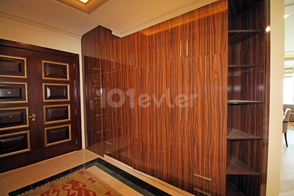 عمارت لوکس با استخر 5 + 1 در گیرنه-ادرمیت ** 