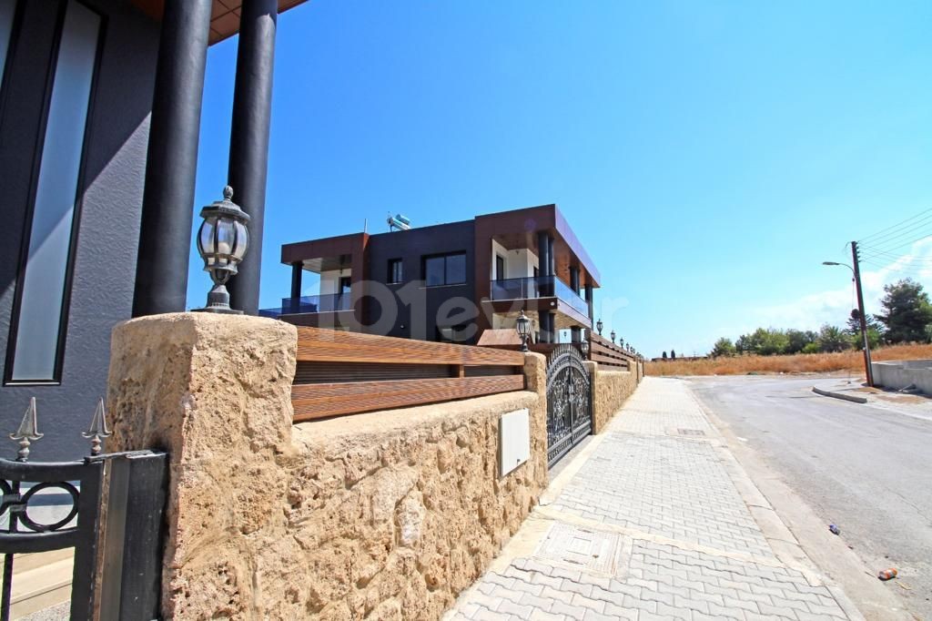 Villa mit privatem Pool mit Kamin und Garten zum Verkauf in Kyrenia - Karakum ** 