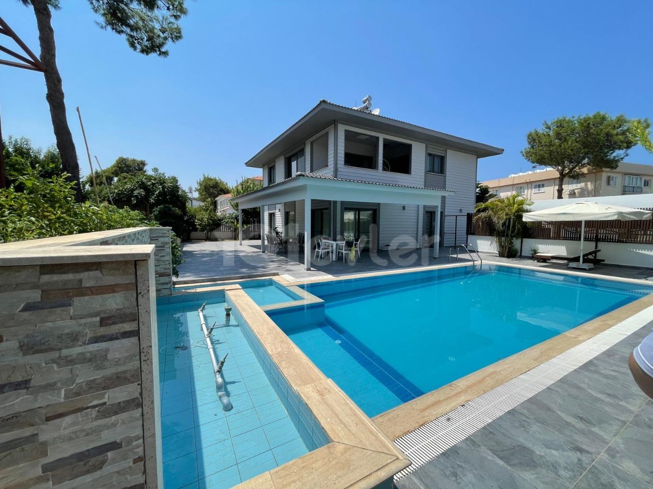 4 + 1 Luxusvilla mit Pool in Kyrenia-Zentrum ** 