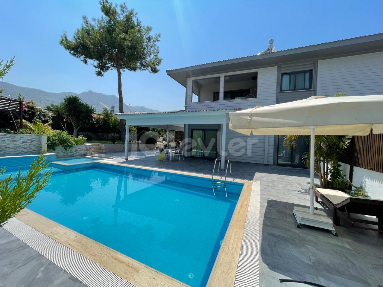 4 + 1 Luxusvilla mit Pool in Kyrenia-Zentrum ** 