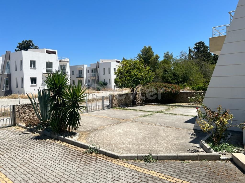 2+1 Wohnung mit eigenem Garten zum Verkauf in Kyrenia - Karaoglanoglu ** 