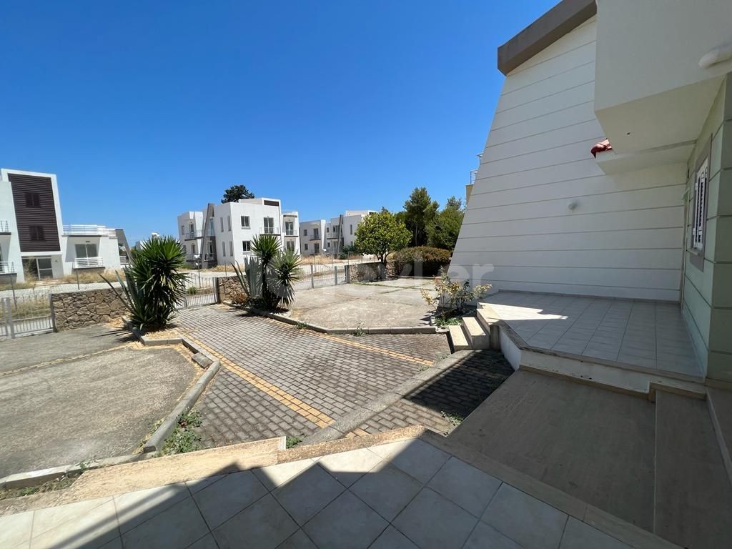 2+1 Wohnung mit eigenem Garten zum Verkauf in Kyrenia - Karaoglanoglu ** 