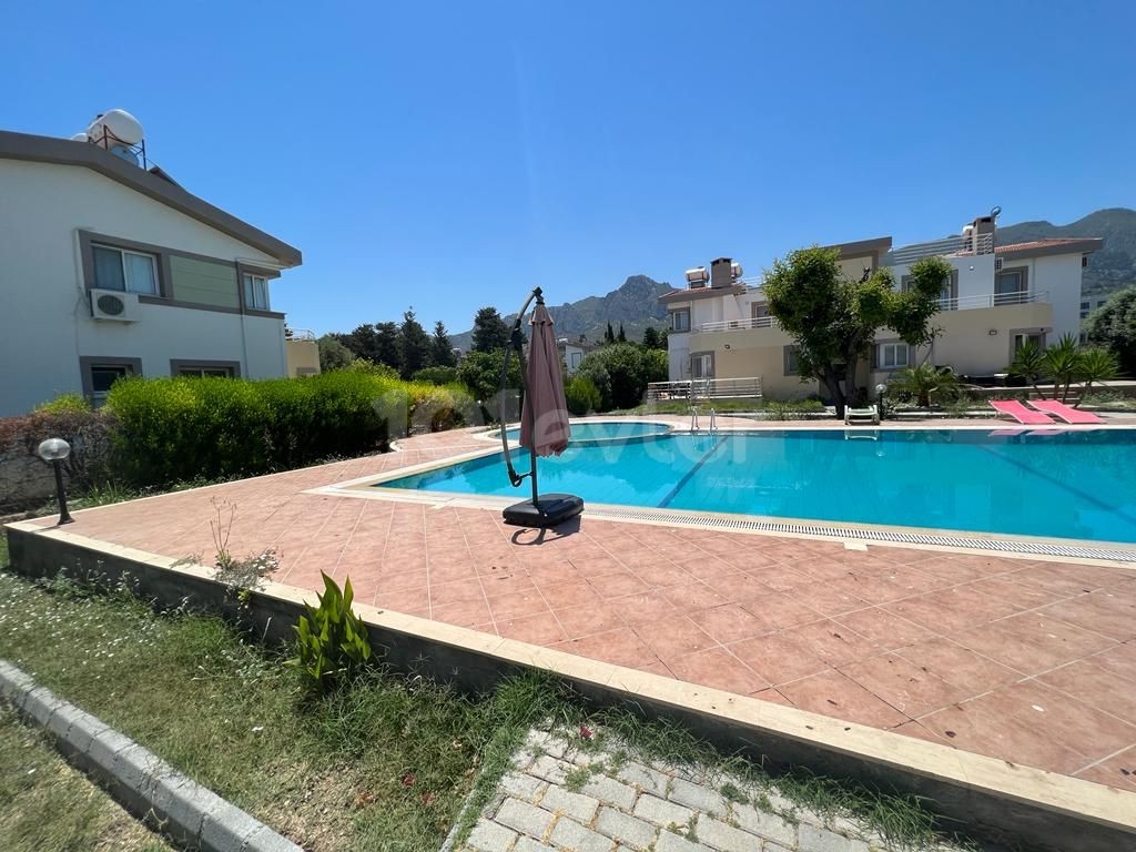 2+1 Wohnung mit eigenem Garten zum Verkauf in Kyrenia - Karaoglanoglu ** 