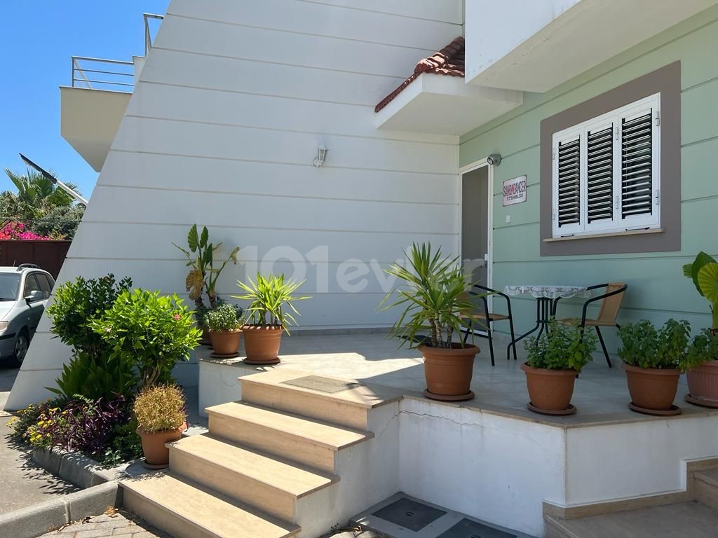 2+1 Wohnung mit eigenem Garten zum Verkauf in Kyrenia - Karaoglanoglu ** 
