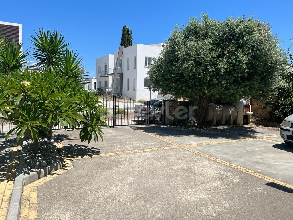 2+1 Wohnung mit eigenem Garten zum Verkauf in Kyrenia - Karaoglanoglu ** 