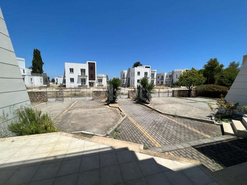 2+1 Wohnung mit eigenem Garten zum Verkauf in Kyrenia - Karaoglanoglu ** 