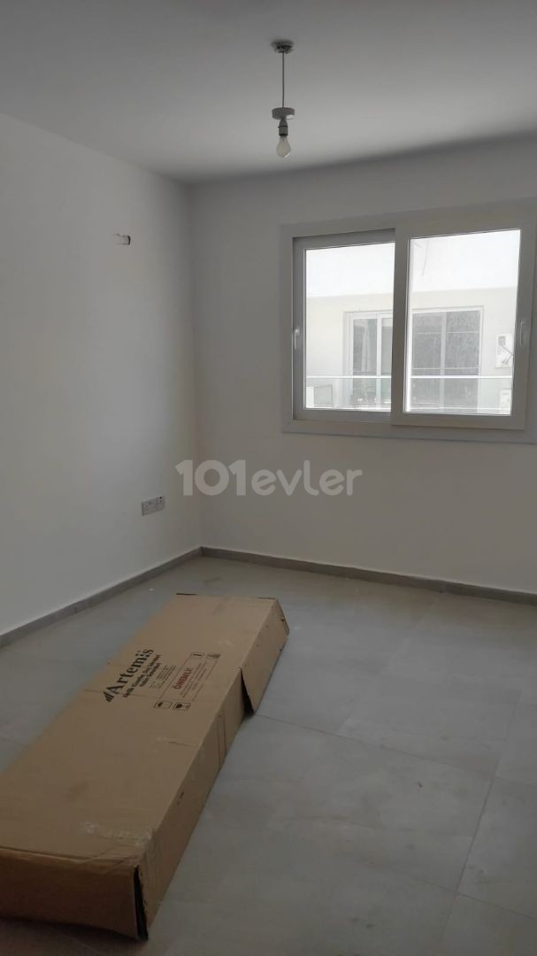  Girne - Merkezde Satılık 2+1 Eşyasız Dağ ve Deniz Manzaralı Daire