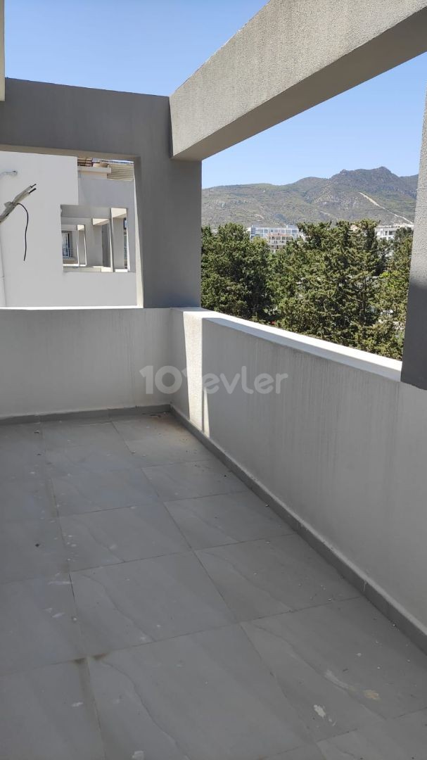 2+1 Wohnung mit Berg - und Meerblick zum Verkauf in Kyrenia-Zentrum ** 