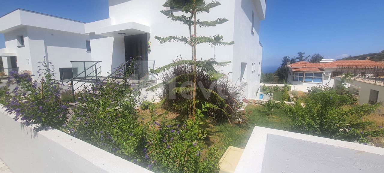 3+1 Wunderschöne Villa In Kyrenia Karamanda ** 