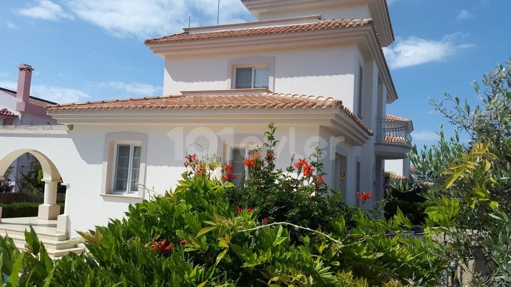 Girne Alsancak'ta Kiralık Lüks Villa