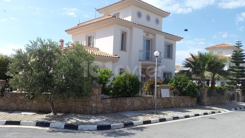 Girne Alsancak'ta Kiralık Lüks Villa