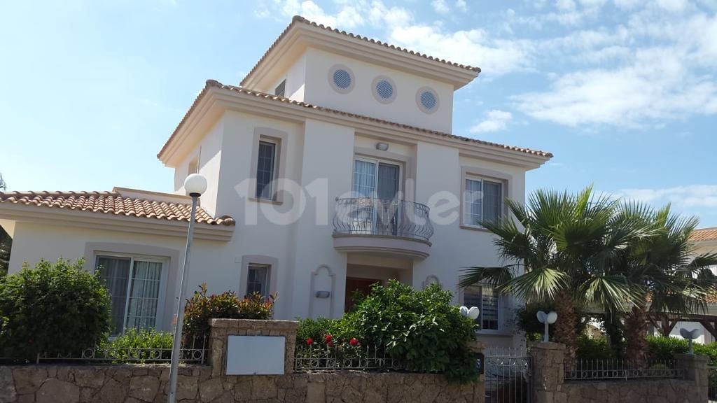 Girne Alsancak'ta Kiralık Lüks Villa