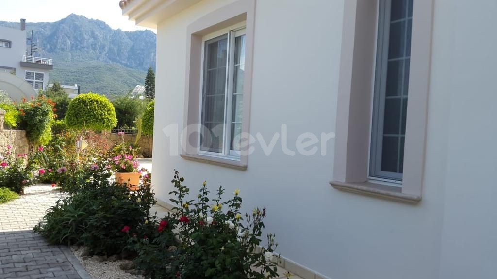 Girne Alsancak'ta Kiralık Lüks Villa