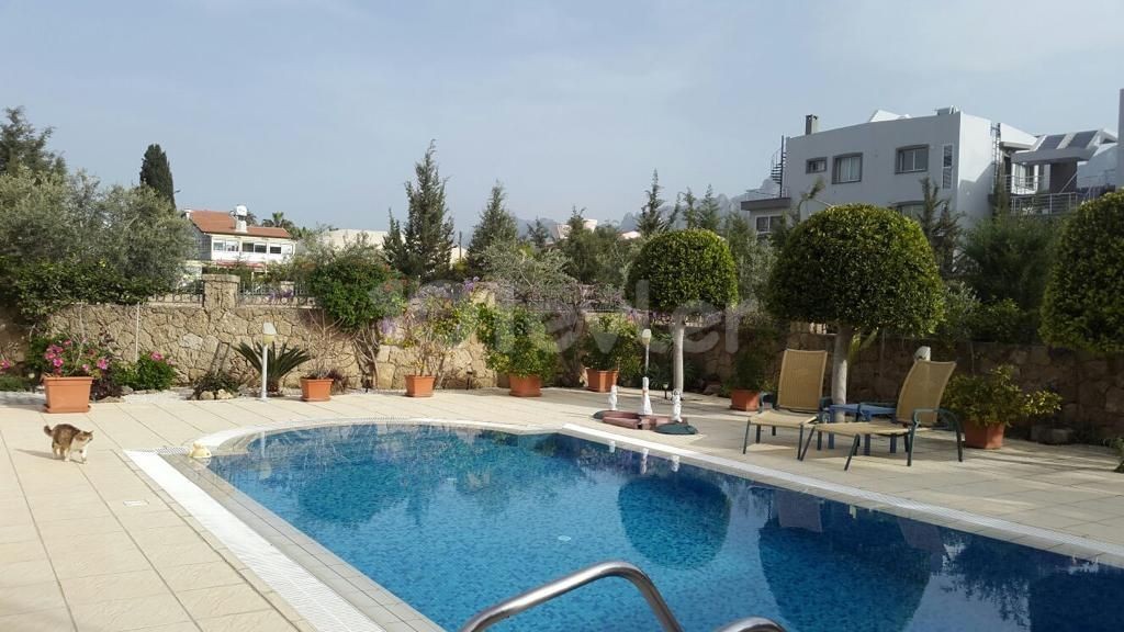 Girne Alsancak'ta Kiralık Lüks Villa