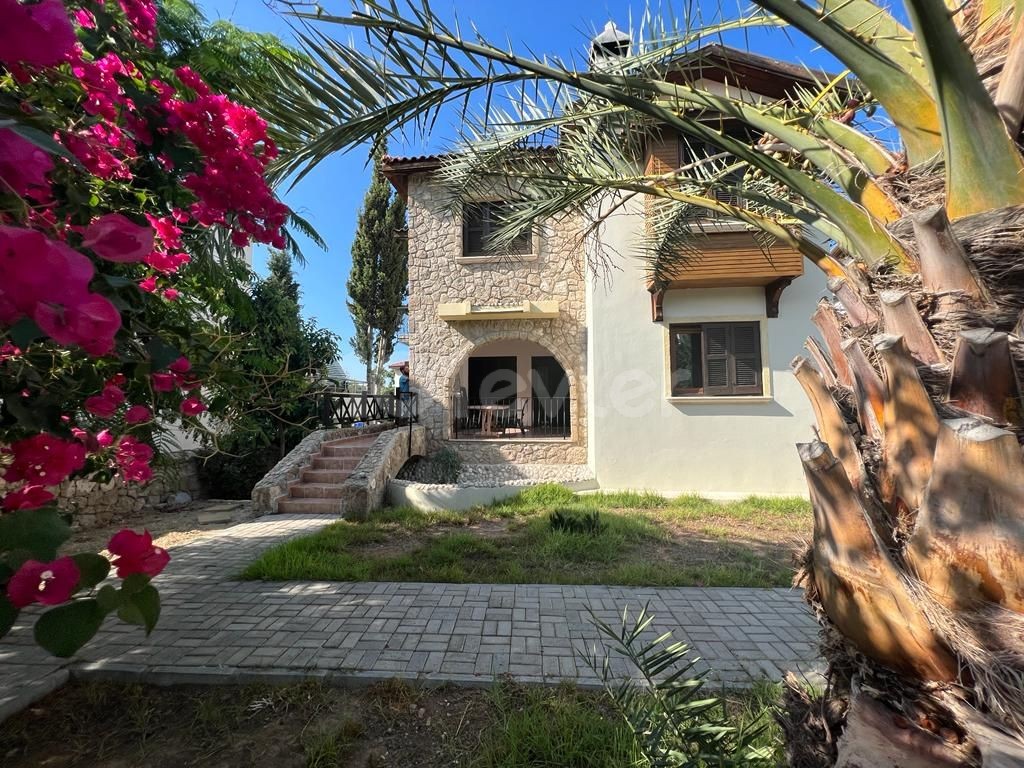 3+1 Villa mit privatem Garten zum Verkauf in Kyrenia Chatalköy ** 