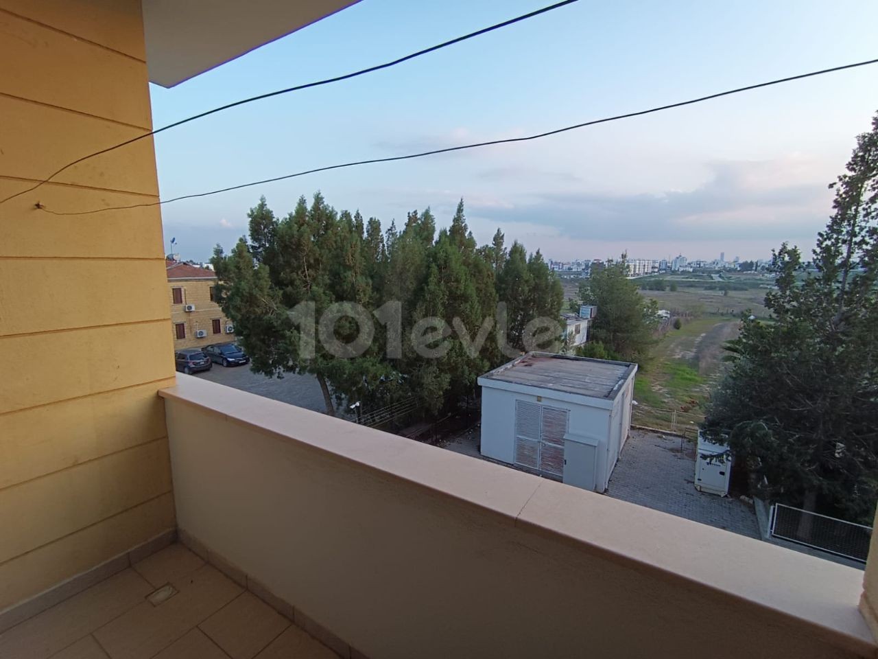 LEFKOŞA MERKEZDE SATILIK 3+1 DAİRE  MASRAFSIZ VE GENİŞ