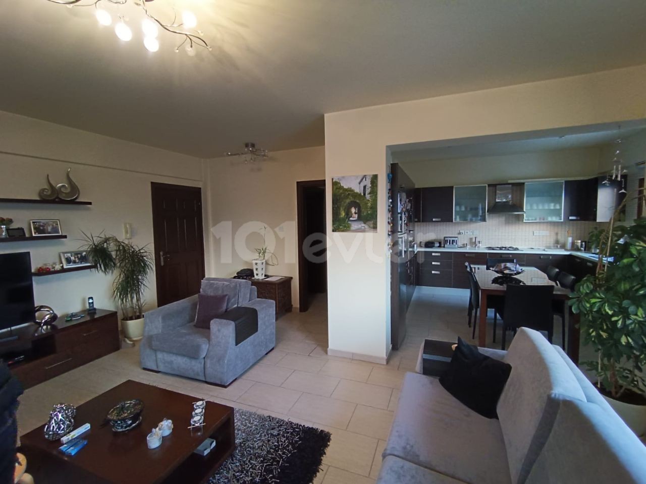 LEFKOŞA MERKEZDE SATILIK 3+1 DAİRE  MASRAFSIZ VE GENİŞ