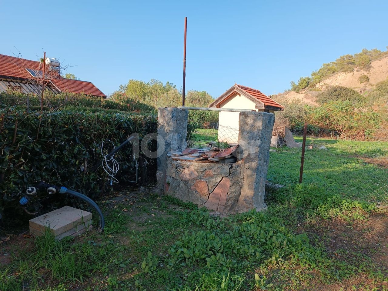 ZU VERKAUFEN IN EINEM KOMPLEX MIT POOL IN KARIYAKA, CA. 1 ACRE LANDFLÄCHE